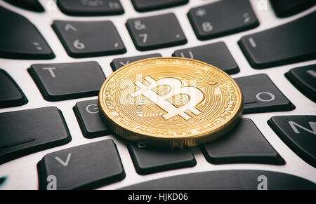 Bitcoin or coin sur un clavier d'ordinateur Banque D'Images