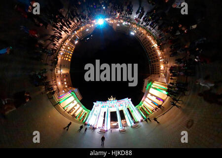 Full Circle (Planetenansicht, petite planète) Panorama : Fête des Lumières, Brandenburger Tor, Pariser Platz, Berlin-Mitte. Banque D'Images