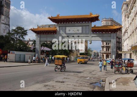 Dragon Gate à l'entrée de la ville chinoise à La Havane Banque D'Images