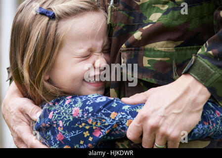 Soldat en congé les câlins par fille Banque D'Images