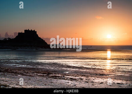 Lever de Soleil sur le Mont Orgueil Castle, Jersey, Channel Islands. 04/08/15. Banque D'Images