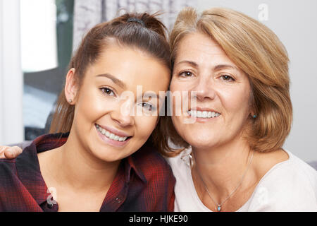 Portrait Of Mature Mother With Teenage Daughter Banque D'Images