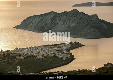 Coucher du soleil à Perdika village et Moni îlot dans l'île d'Egine situé dans le golfe Saronique, près d'Athènes, Grèce Banque D'Images