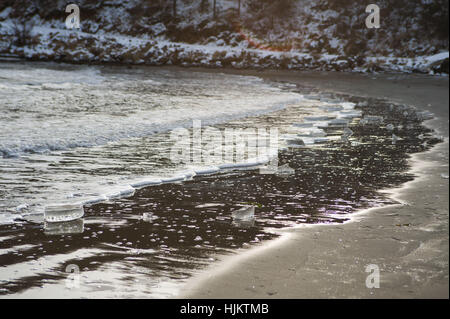 Blocs de glace sur une plage de sable noir Banque D'Images