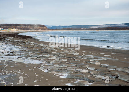 Blocs de glace sur une plage de sable noir Banque D'Images