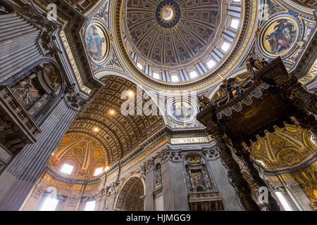 Cité du Vatican, CITÉ DU VATICAN - Le 15 juin 2015 : l'intérieur et les détails architecturaux de la Basilique de Saint Peter, le 15 juin 2015, dans la Cité du Vatican, Cité du Vatican Banque D'Images