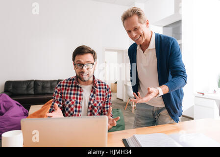 Nice bel homme ayant des problèmes avec son travail Banque D'Images