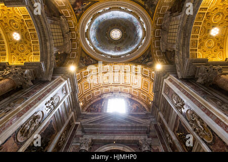 Cité du Vatican, CITÉ DU VATICAN - Le 15 juin 2015 : l'intérieur et les détails architecturaux de la Basilique de Saint Peter, le 15 juin 2015, dans la Cité du Vatican, Cité du Vatican Banque D'Images