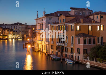 Twilgiht sur les bâtiments le long du Grand Canal, Venice, Veneto, Italie Banque D'Images