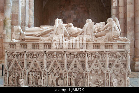 Monastère d'Alcobaça, Portugal : tombeau du roi Pedro I, qui a commandé deux tombes gothique pour lui et sa maîtresse Inès de Castro Banque D'Images