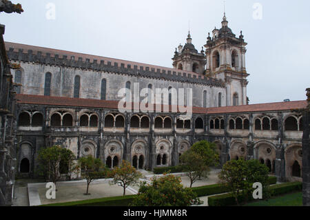 Portugal : orangers et point de vue sur le Cloître du silence de l'Église Catholique Romaine médiévale Monastère de Alcobaça, fondée en 1153 Banque D'Images