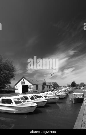 Vue d'été plus de bateaux à Potter Heigham village, rivière Thurne, Norfolk Broads National Park, Angleterre, RU Banque D'Images