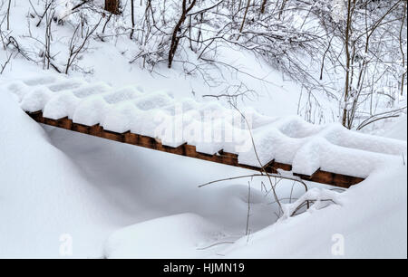 Pont en bois couvert de neige en hiver Banque D'Images