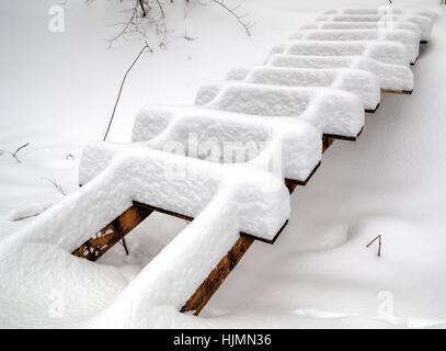 Pont en bois couvert de neige en hiver Banque D'Images