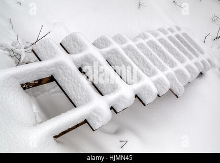 Pont en bois couvert de neige en hiver Banque D'Images