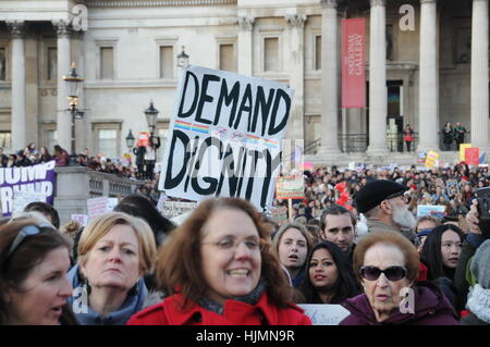 Les manifestants de la Marche des femmes 2017, contre le Président des Etats-Unis, Donald Trump, à Trafalgar Square à Londres. Banque D'Images