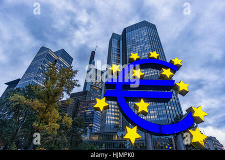 Allemagne, Hessen, Frankfurt-am-main, tour de l'euro, symbole de l'euro, Willy Brandt Platz, Skyline, Commerzbank, Banque D'Images