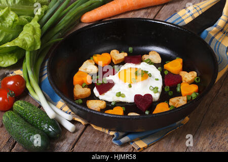 Coeurs de carottes, pommes de terre, betteraves et œufs dans une poêle et des légumes pour une salade. libre horizontale. Banque D'Images