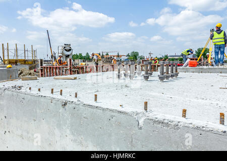 La base de béton de nouvel édifice avec renfort au chantier est prêt pour l'étape suivante. Banque D'Images