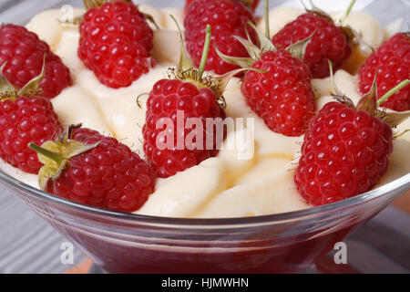 Dessert framboise délicate dans un verre sur la table horizontale de macro. Banque D'Images