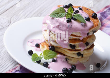 Petit-déjeuner sain de Crêpes aux bleuets avec berry horizontales crème Banque D'Images