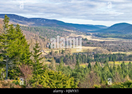 CAIRNS BALMORAL BALMORAL ESTATE CRATHIE L'ACHAT CAIRN VUE DEPUIS LE CAIRN SUR LE BALMORAL ESTATE ET ÉGLISE CRATHIE Banque D'Images