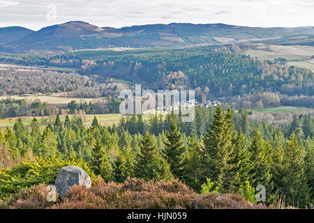 CAIRNS BALMORAL BALMORAL ESTATE CRATHIE L'ACHAT CAIRN VUE DEPUIS LE CAIRN SUR LE BALMORAL ESTATE ET MAISONS Banque D'Images