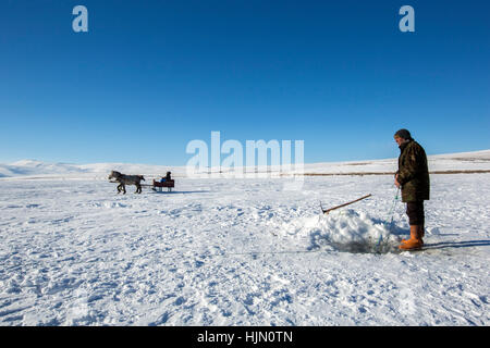 Ardahan, Turquie - le 14 janvier 2017 : la pêche des pêcheurs à l'aide de dentelle sur le lac gelé Cildir dans Ardahan ville de Turquie le 14 janvier 2017. Banque D'Images