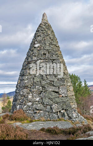 CAIRNS BALMORAL BALMORAL ESTATE CRATHIE UN CÔTÉ DE L'ACHAT : CAIRN et les collines au loin Banque D'Images