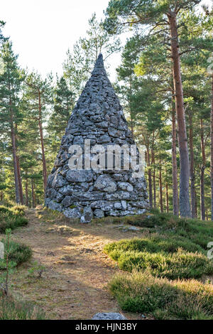 CAIRNS BALMORAL BALMORAL ESTATE CRATHIE PRINCESS ALICES CAIRN AVEC PLAQUE Banque D'Images