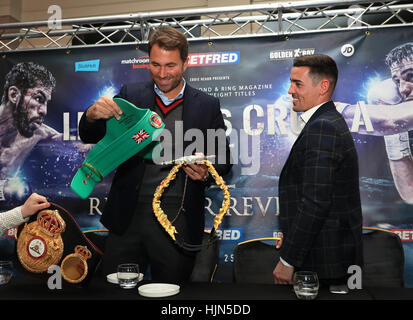 Anthony Crolla regarde sur comme promoteur Eddie Hearn examine les courroies il se battra contre Jorge Linares pour lors de la conférence de presse à l'hôtel Radisson Blu Edwardian Hotel, Manchester. Banque D'Images