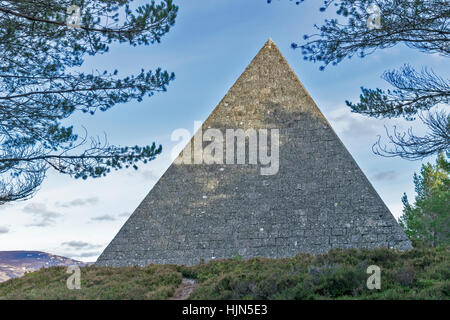 CAIRNS BALMORAL BALMORAL ESTATE CRATHIE L'énorme pyramide de PRINCE ALBERT Banque D'Images