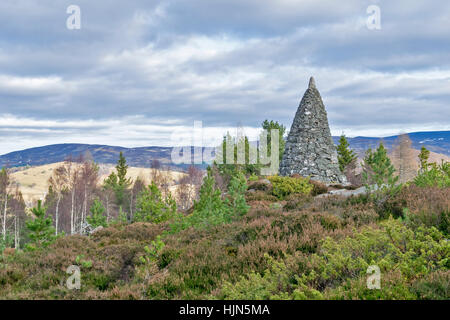 CAIRNS BALMORAL BALMORAL ESTATE CRATHIE L'ACHAT CAIRN et les collines au loin Banque D'Images