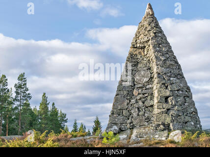 CAIRNS BALMORAL BALMORAL ESTATE CRATHIE LE CÔTÉ DE L'ACHAT D'UNE PLAQUE CAIRN Banque D'Images