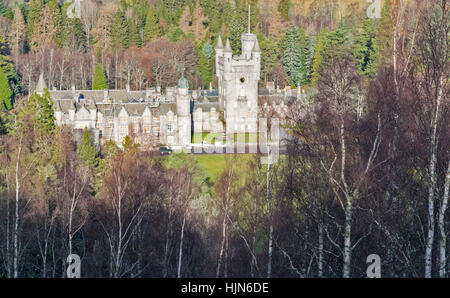 CAIRNS BALMORAL BALMORAL ESTATE CRATHIE VUE DEPUIS PRINCE LEOPOLDS CAIRN AU-DESSUS DE BALMORAL château entouré d'ARBRES ET EN COURS DE RÉPARATION Banque D'Images