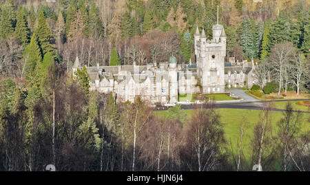 CAIRNS BALMORAL BALMORAL ESTATE CRATHIE VUE DEPUIS PRINCE LEOPOLDS CAIRN SUR LE CHÂTEAU DE BALMORAL EN COURS DE RÉPARATION Banque D'Images