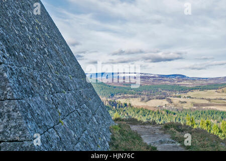 CAIRNS BALMORAL BALMORAL ESTATE CRATHIE VUE de collines couvertes de neige À PARTIR DE L'énorme pyramide de PRINCE ALBERT Banque D'Images