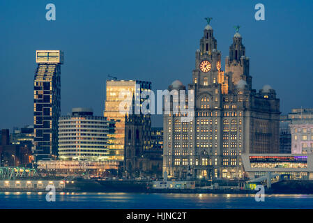 Royal Liver Building dans la lumière du soir. Banque D'Images
