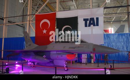 F-16 au hangar du TAI pendant les 'Pakistan Air Force F-16 Cérémonie de prestation du programme de modernisation des avions. dernier Banque D'Images