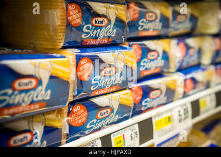 Paquets de Kraft Foods' traitées de fromage américain sont vus dans un supermarché réfrigérateur cas à New York Samedi, 21 janvier 2017. (© Richard B. Levine) Banque D'Images