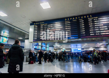 Pour les voyageurs d'Amtrak et NJ Transit dans Penn Station à New York le lundi 23 janvier 2017, par le conseil d'attente de départ. Amtrak sera de retirer la carte de départ à Penn Station ce soir pour le remplacer par un conseil du numérique. L'affichage numérique ont déjà été placés autour de la station dans un effort pour réduire la congestion. En raison de la N'orEaster le service ferroviaire sur Amtrak a été gravement perturbé avec de nombreux trains annulés. (© Richard B. Levine) Banque D'Images