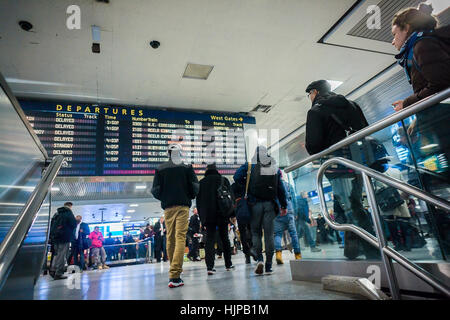 Pour les voyageurs d'Amtrak et NJ Transit dans Penn Station à New York le lundi 23 janvier 2017, par le conseil d'attente de départ. Amtrak sera de retirer la carte de départ à Penn Station ce soir pour le remplacer par un conseil du numérique. L'affichage numérique ont déjà été placés autour de la station dans un effort pour réduire la congestion. En raison de la N'orEaster le service ferroviaire sur Amtrak a été gravement perturbé avec de nombreux trains annulés. (© Richard B. Levine) Banque D'Images