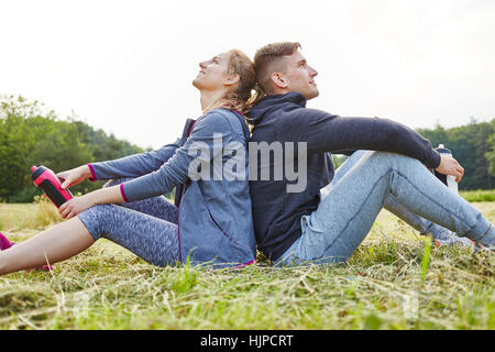 Épuisé couple en faisant une pause après l'entraînement Banque D'Images