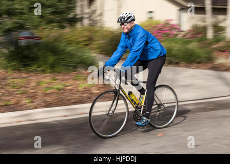 Man Rides son vélo avec équipement de sécurité approuvé, USA Banque D'Images