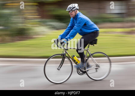 Man Rides son vélo avec équipement de sécurité approuvé, USA Banque D'Images