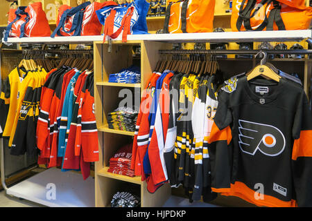 De Reebok NHL Store, 1185 Avenue of the Americas, à l'angle de la 47th Street, NYC Banque D'Images