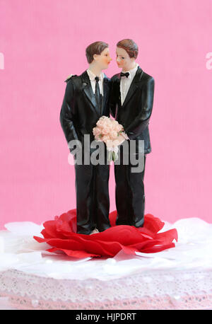 Un couple homosexuel contre un fond rose Banque D'Images
