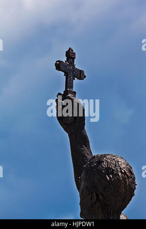 Christian monument situé en face d'un ciel nuageux Banque D'Images