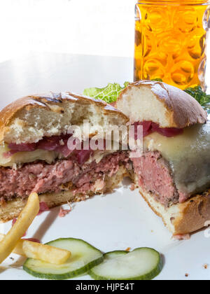 Hamburger et le verre de bière, USA Banque D'Images