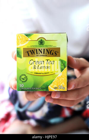 Twinings Thé Vert et goût Citron isolés contre fond blanc Banque D'Images